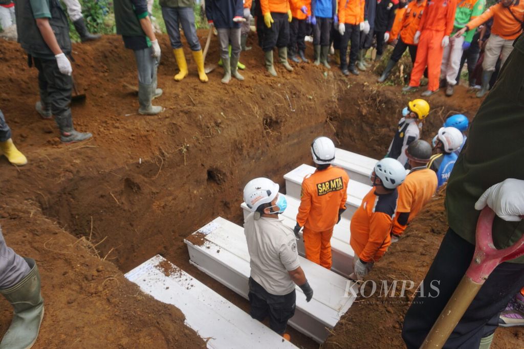 Sebanyak 9 dari 12 jenazah korban pembunuhan Slamet Tohari, dukun gadungan pengganda uang, dimakamkan di Tempat Pemakaman Umum Desa Balun, Wanayasa, Banjarnegara, Jawa Tengah, Selasa (4/4/2023).