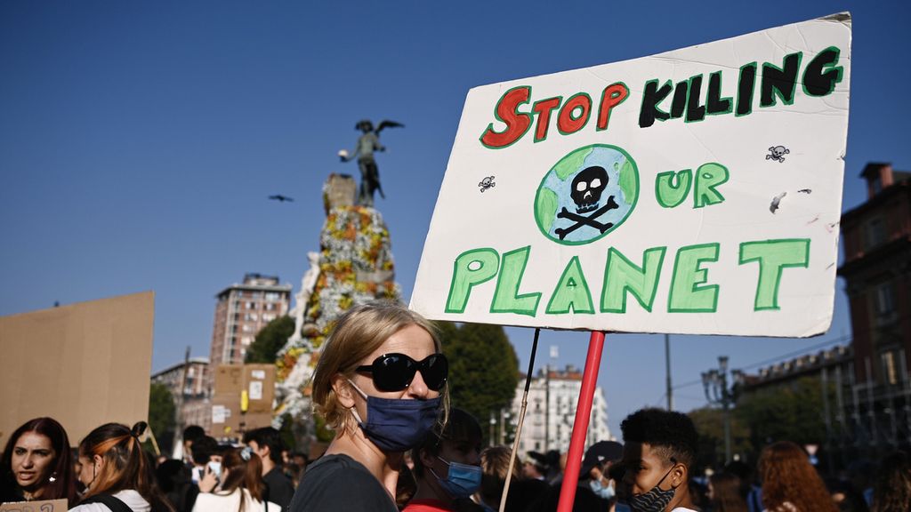 Demonstran memegang plakat berisi seruan untuk menyelamatkan Bumi dalam unjuk rasa Fridays For Future di Turin, Italia pada Jumat (24/9/2021). Aktivis lingkungan menggelar aksi unjuk rasa di seluruh dunia menuntut para pemimpin dunia mengambil tindakan lebih keras untuk mengekang perubahan iklim. 
