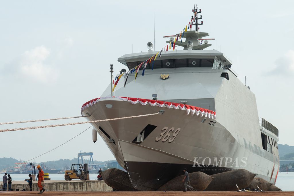Kapal Republik Indonesia Bung Karno-369 siap diluncurkan perdana ke laut setelah selesai dibangun di galangan kapal PT Karimun Anugrah Sejati, Batam, Kepulauan Riau, Rabu (19/4/2023). Kapal jenis korvet itu akan mengemban tugas sebagai kapal kepresidenan.
