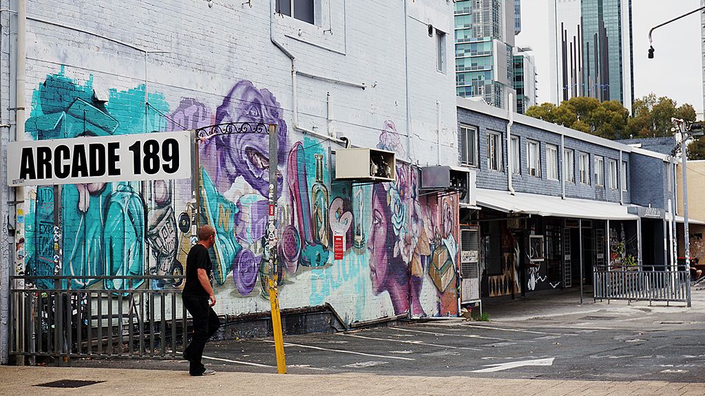 Beberapa dinding bangunan dihiasi mural sehingga terasa lebih hidup di Perth, Western Australia.