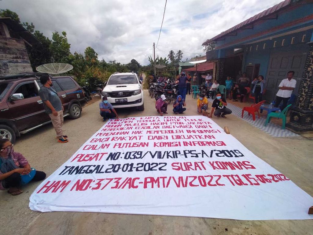 Masyarakat sekitar pertambangan seng PT Dairi Prima Mineral berunjuk rasa di Kabupaten Dairi, Sumatera Utara, Rabu (29/6/2022). Mereka menuntut agar dokumen kontrak karya PT DPM dengan pemerintah dibuka ke publik. 