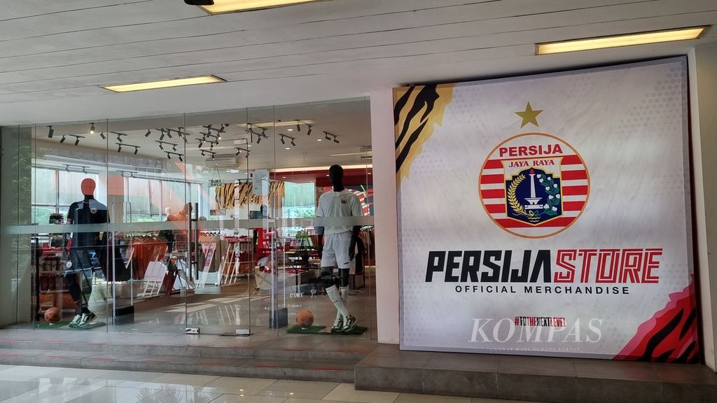 Tampilan depan Persija Store di salah satu pusat perbelanjaan di Kuningan, Jakarta Selatan, Senin (21/8/2023). 
