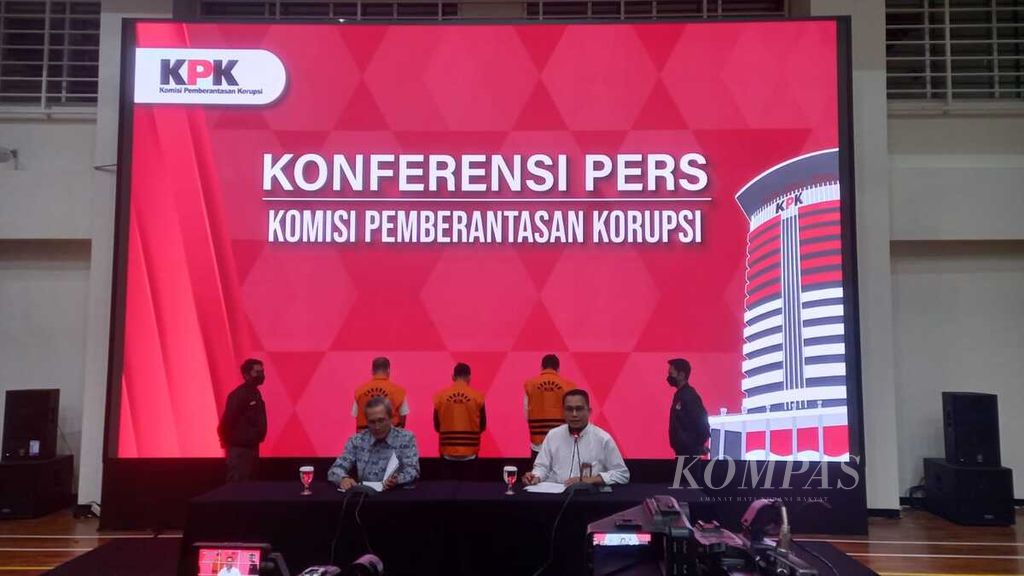 Wakil Ketua Komisi Pemberantasan Korupsi (KPK) Alexander Marwata (depan kiri) dan Kepala Bagian Pemberitaan KPK Ali Fikri (depan kanan) dalam konferensi pers di Jakarta, Rabu (23/8/2023).