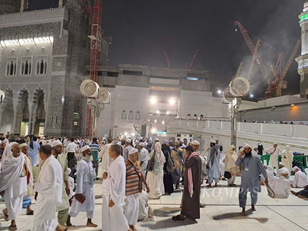 Fasilitas pendingin suhu udara di halaman Masjidil Haram, Kamis (8/6/2023) sore waktu Mekkah, Arab Saudi. Temperatur Mekkah pada Kamis lalu mencapai 44 derajat celsius dan diprediksi selalu di atas 40 derajat celsius pada hari-hari mendatang.