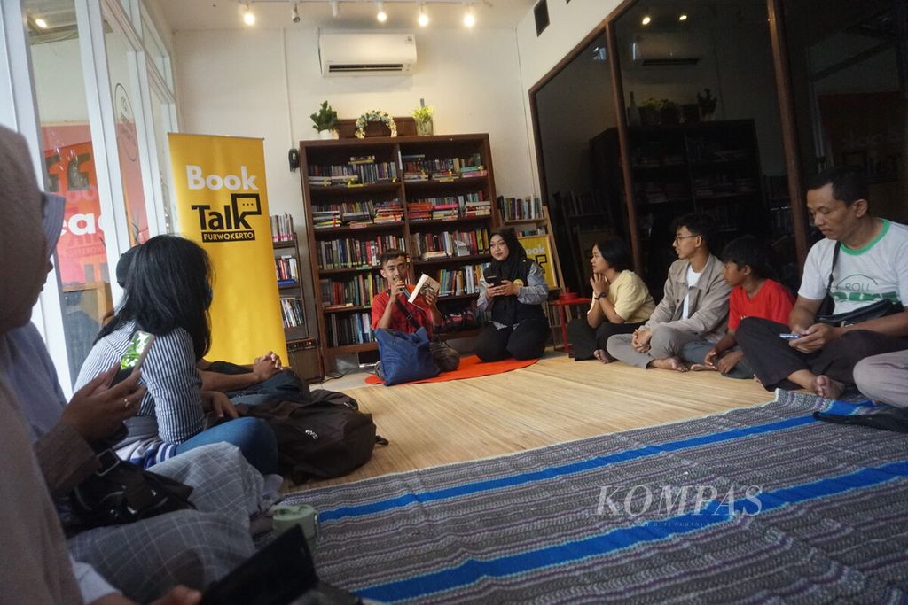 Sejumlah warga dari latar belakang mengikuti Book Talk Purwokerto di kafe Coffee at Home, Purwokerto, Kabupaten Banyumas, Jawa Tengah, Minggu (29/1/2024).