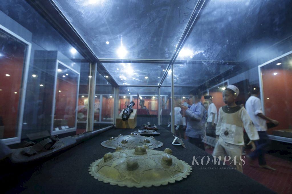 Mengunjungi Museum Siginjei - Pelajar mengisi waktu libur kenaikan kelas dengan melihat koleksi milik Museum Siginjei di Kota Jambi, Kamis (9/6/2016). Museum yang dibuka untuk umum sejak tahun 1988 tersebut, saat ini memiliki koleksi sebanyak 3.750 item.