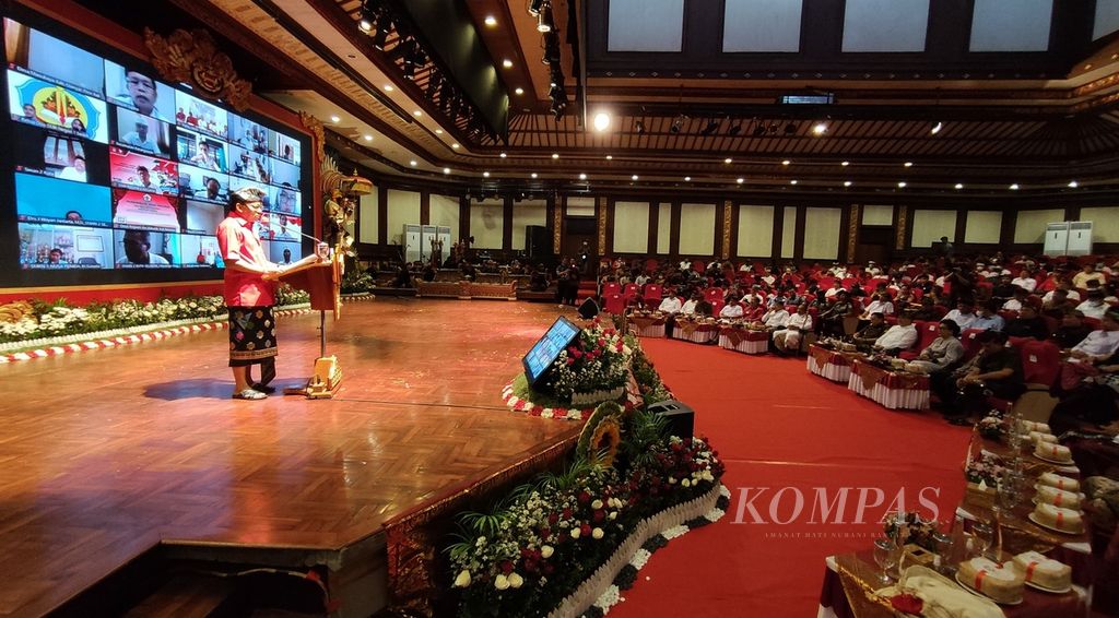 Gubernur Bali Wayan Koster memberikan pidato tentang empat tahun kepemimpinannya bersama Wakil Gubernur Bali Tjokorda Oka Artha Ardana Sukawati dalam acara di Gedung Ksirarnawa, Taman Werdhi Budaya Art Center, Kota Denpasar, Rabu (28/9/2022). 