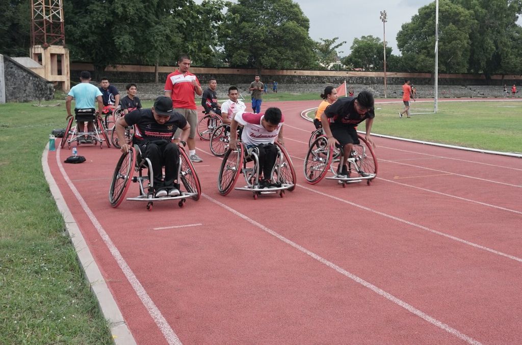 Para atlet pelatnas cabang olahraga basket kursi roda untuk ASEAN Para Games 2020 menjalani latihan fisik di Stadion Sriwedari, Solo, Jawa Tengah, Selasa (28/1/2020). Tim basket kursi roda memasang target realistis medali perunggu.