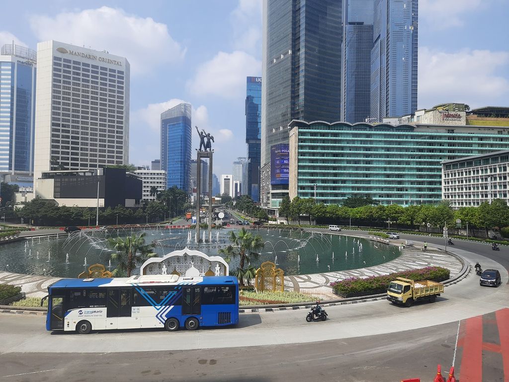 Sejumlah kendaraan melintas di Bundaran HI, Jakarta Pusat, Rabu (26/4/2023). Lokasi ini berisiko macet lantaran menjadi titik persimpangan dari beberapa arah. Namun, jalanan masih tampak lengang walau cuti bersama Lebaran telah berakhir.