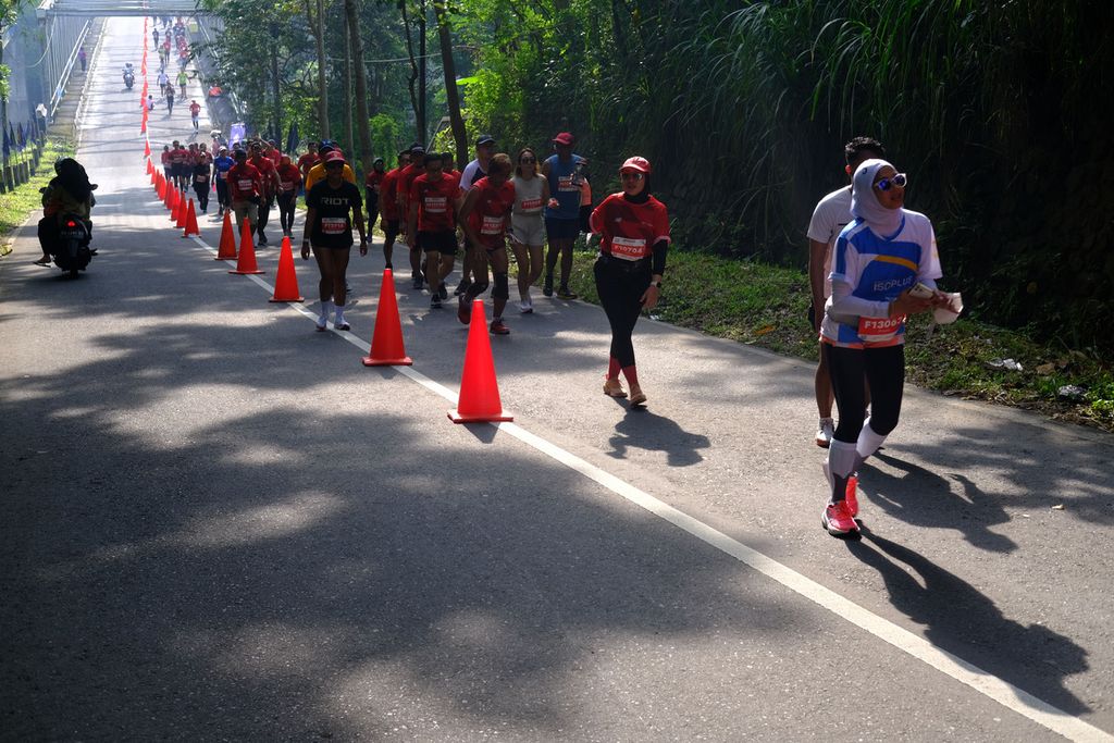 Pelari Borobudur Marathon 2022 Powered by Bank Jateng mencoba menaklukkan tanjakan di sekitar Kilometer 17,5 di Magelang, Jawa Tengah, Minggu (12/11/2022). Sebanyak 4.552 pelari mengikuti lomba lari dengan jarak 21,097 kilometer atau separuh maraton. 