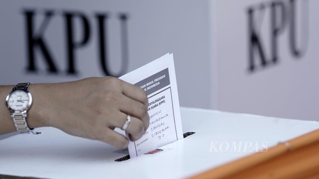 Warga memasukkan surat suara ke kotak suara di Tempat Pemungutan Suara 30 Kelurahan Cibodasari, Cibodas, Tangerang, Banten, dalam Pemilu 2019, Rabu (17/4/2019).