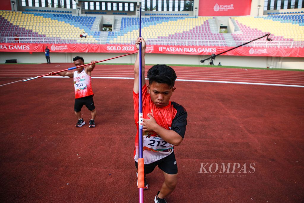 Ilustrasi : Atlet atletik nomor lempar lembing paralimpiade Indonesia F41 Ansyari (depan) dan Maman Rasiman melakukan peregangan sebelum berlaga di final lempar lembing putra ASEAN Para Games 2022 di Stadion Manahan Surakarta, Jawa Tengah, Senin (1/8/2022).