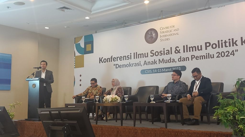 Wakil Gubernur Jawa Timur Emil Dardak (kiri) saat menyampaikan materi dalam Konferensi Ilmu Sosial dan Ilmu Politik II mengenai Demokrasi, Anak Muda, dan Pemilu 2024 di Jakarta, Selasa (14/3/2023).