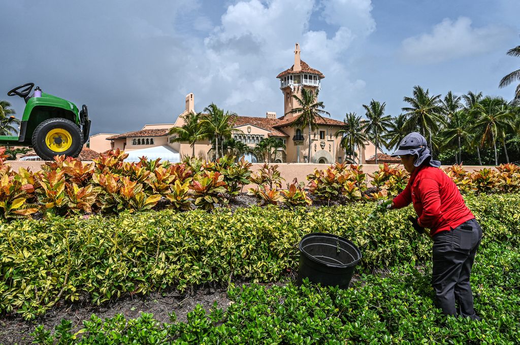 Seorang pekerja menata tanaman di sebuah taman yang terletak tak jauh dari rumah peristirahatan mantan Presiden AS Donald Trump di Mar-a-Lago, Palm Beach, Florida, Amerika Serikat, Selasa (9/8/2022). Rumah peristirahatan Trump itu digeledah aparat Departemen Kehakiman dan Biro Penyelidik Federal AS (FBI), Senin (8/8/2022). 