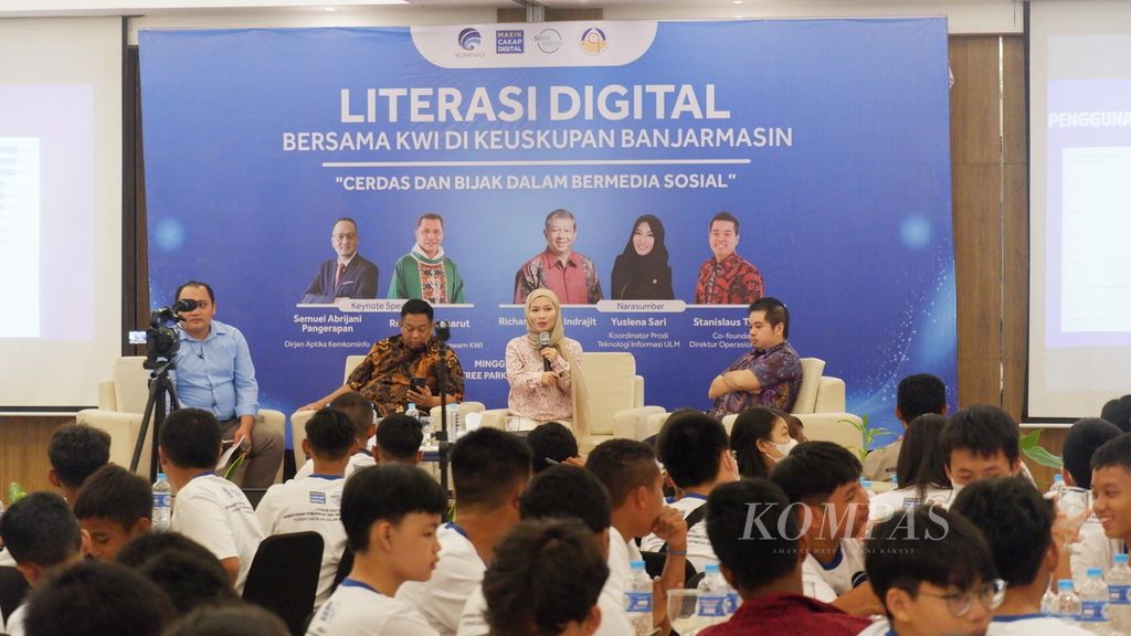 Kegiatan bertajuk Literasi Digital bersama Konferensi Waligereja Indonesia (KWI) di Keuskupan Banjarmasin dengan tema ”Cerdas dan Bijak dalam Bermedia Sosial” digelar di Banjarmasin, Kalimantan Selatan, Minggu (20/8/2023).