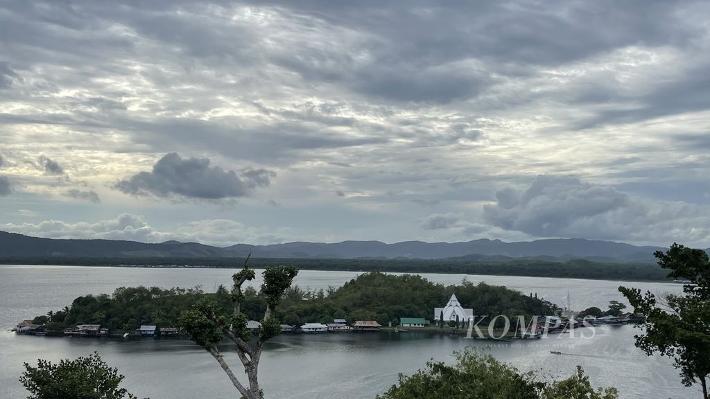 Pemandangan pesisir dan pulau di Danau Sentani, Distrik Sentani, Kabupaten Jayapura, Papua, Kamis (25/1/2024).