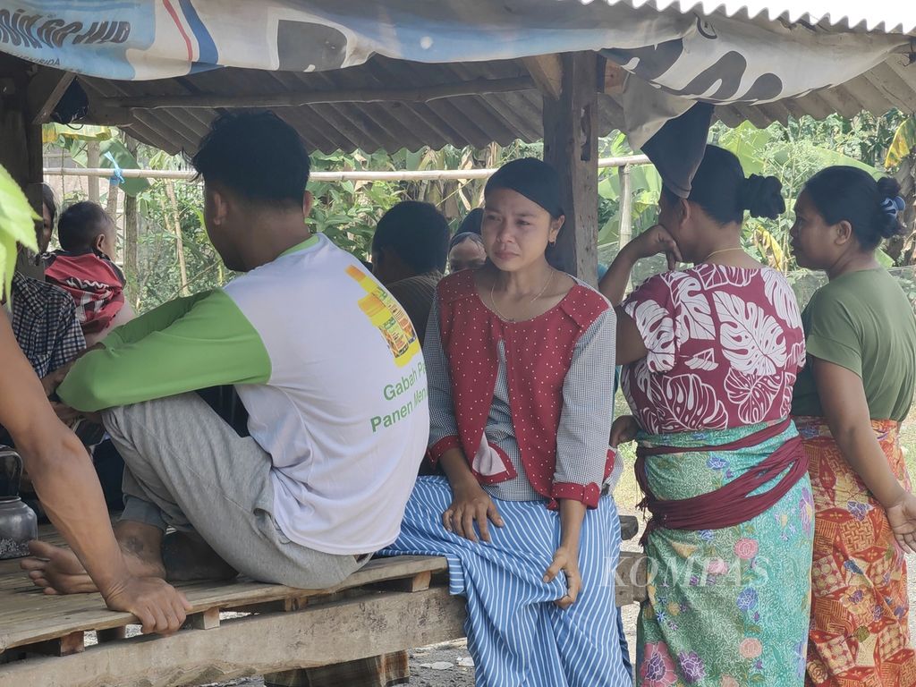 Jumisah (kedua dari kiri), warga Dusun Mengiluk, Desa Batujai, Kecamatan Praya Barat, Lombok Tengah, Nusa Tenggara Barat, Jumat (17/6/2022), tidak kuasa menahan tangis. Dari dusun itu, ada lima warga yang turut dalam kecelakaan kapal pengangkut pekerja migran tanpa dokumen di perairan Batam pada Kamis (16/6/2022). Sementara suami Jumisah, yakni Muhammad Rahim, belum ditemukan.