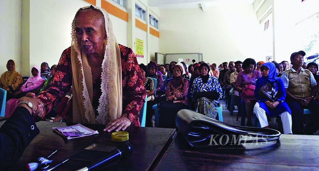 Pensiunan menerima uang pensiun di Kantor Pos Besar Yogyakarta, Jalan Panembahan Senopati, Yogyakarta. Pensiun bagi sebagian masyarakat berarti menikmati hasil kerja.