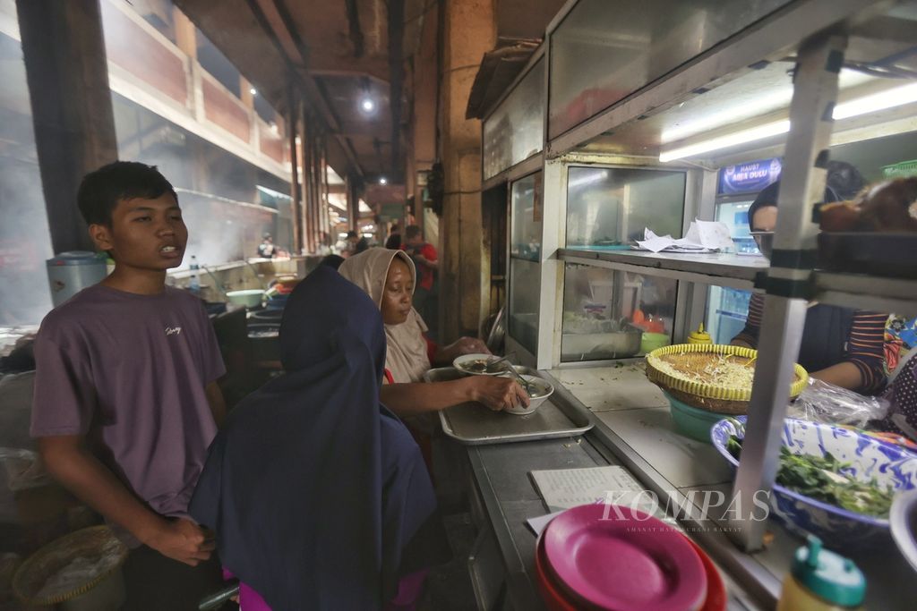 Pelancong membeli makanan untuk makan siang di Pasar Beringharjo, Yogyakarta, Jumat (12/4/2024). Sebagian pemudik menyempatkan diri berwisata di Jalan Malioboro sebelum menempuh perjalanan pulang ke tempat asal seusai berlebaran di kampung halaman. 