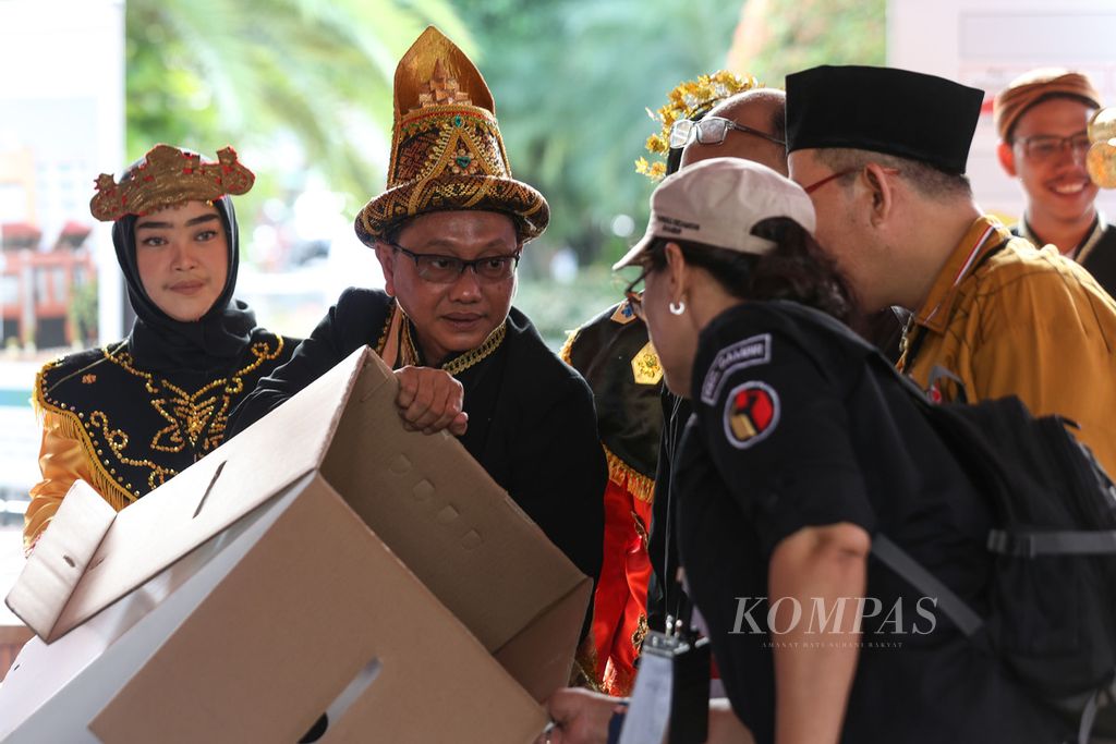 Panitia pemungutan suara (PPS) memperlihatkan kotak suara yang masih kosong saat simulasi pemungutan suara Pemilu 2024 di halaman Kantor Wali Kota Jakarta Pusat, Rabu (17/1/2024). Komisi Pemilihan Umum (KPU) Jakarta Pusat menggelar simulasi pemungutan dan penghitungan suara di tempat pemungutan suara.