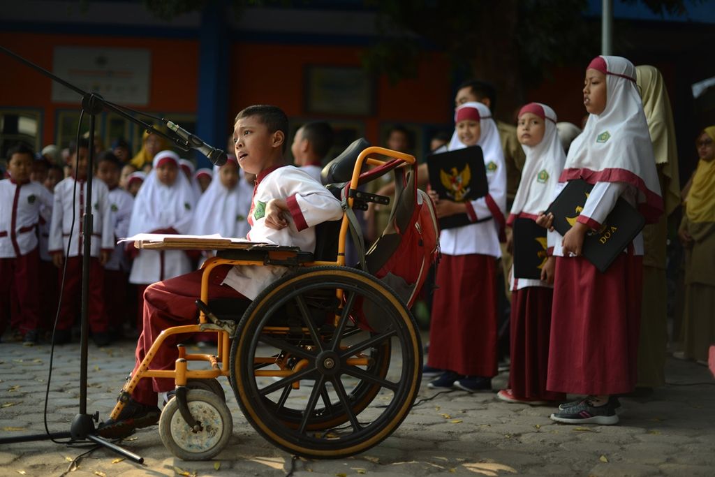 Anak berkebutuhan khusus menjadi petugas upacara di MI Muhammadiyah Program Khusus (PK) Kartasura, Sukoharjo, Jawa Tengah, Senin (16/9/2019). 