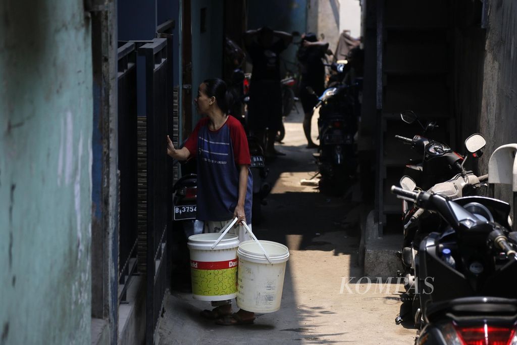 Warga RT 007 RW 010, Kapuk, Cengkareng, Jakarta Barat, hendak antre air bersih yang dibagikan PMI, Sabtu (30/9/2023). Beberapa minggu terakhir ini warga di RT tersebut mengaku kesulitan mendapatkan air bersih setelah air PAM langganan mereka jarang mengalir. Untuk memenuhi kebutuhan air bersih sehari-hari, warga membeli air pada tukang pikul keliling (sekitar 40 liter) seharga Rp 7.000-Rp 10.000.