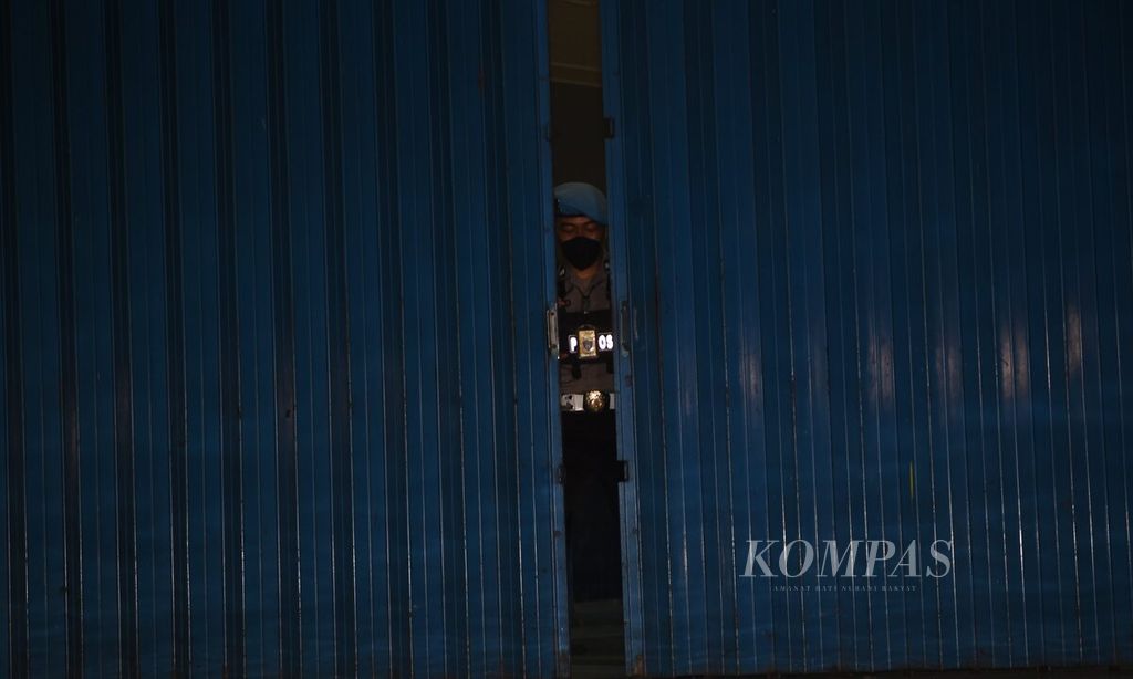 Polisi pascakerusuhan di Stadion Kanjuruhan, Kabupaten Malang, Jawa Timur, Minggu (2/10/2022). 