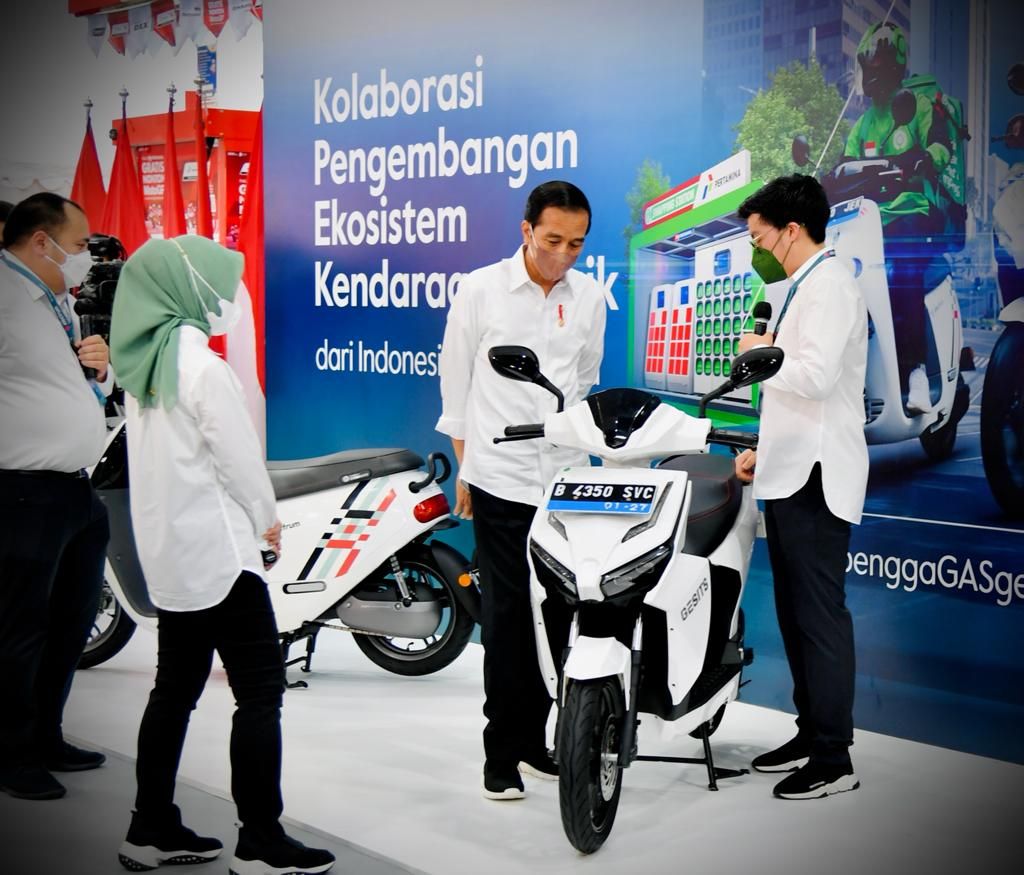 Presiden Joko Widodo pada acara Peluncuran Kolaborasi Pengembangan Ekosistem Kendaraan Listrik yang digelar di Stasiun Pengisian Bahan Bakar untuk Umum (SPBU) MT Haryono, Jakarta, Selasa (22/2/2022).