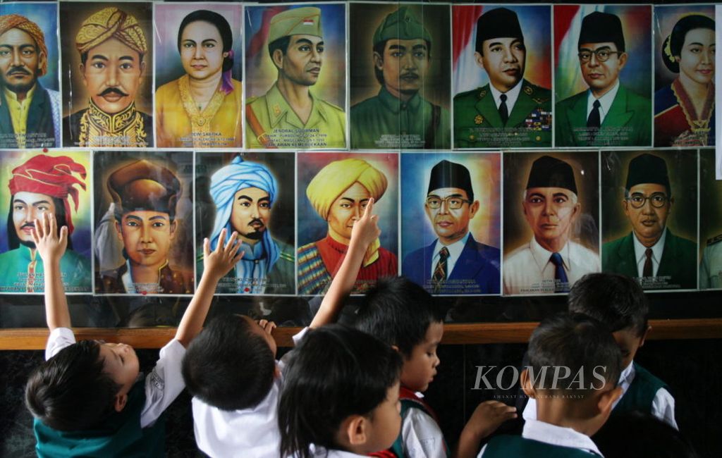 Sejumlah anak melihat gambar wajah para pahlawan nasional yang dipasang di pintu masuk SD Assalam yang berlokasi di Jalan Sasak gantung, Bandung, Jawa Barat, Senin (10/11/2008). Pemasangan gambar seperti ini secara tidak langsung telah mengajak mereka mengenal para pahlawan nasional pada usia dini.