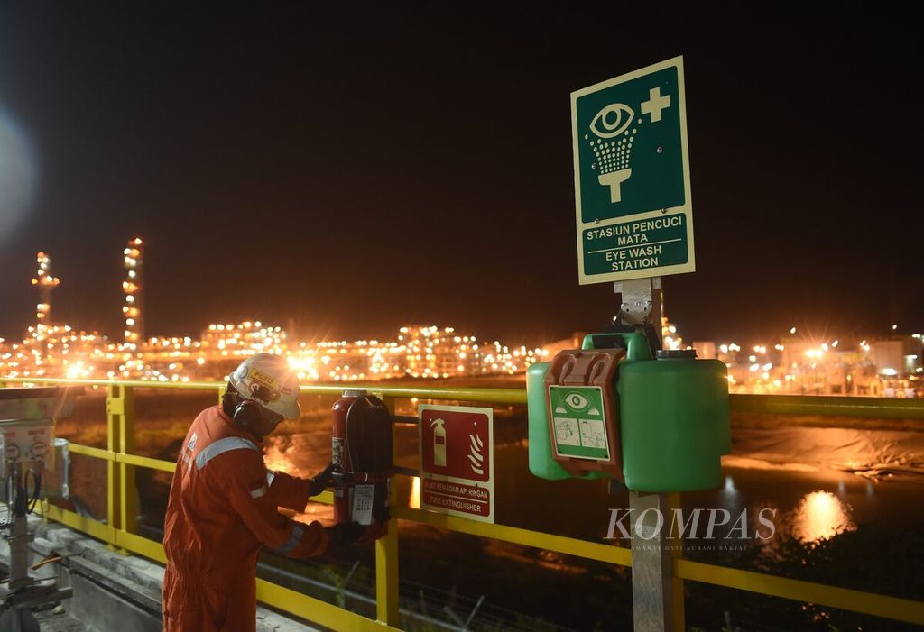 Pekerja proyek pembangunan Gas Processing Facility (GPF) Jambaran Tiung Biru (JTB) di Kabupaten Bojonegoro, Kamis (3/8/2023). Proyek Pengembangan Lapangan Unitisasi Gas JTB merupakan salah satu Proyek Strategis Nasional (PSN) sektor energi di bawah PT Pertamina (Persero) dan mulai dikerjakan oleh PT Rekind pada akhir 2017. 