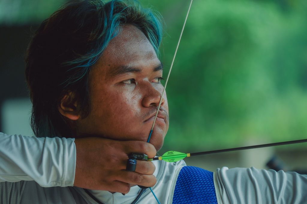 Pemanah Indonesia, Arif Dwi Pangestu, berlatih untuk persiapan Olimpiade di Dkhayangan Archery Center, Bekasi, Jawa Barat, Jumat (31/5/2024). Sebulan lebih jelang Olimpiade, Arif banyak fokus pada kualitas memanah.