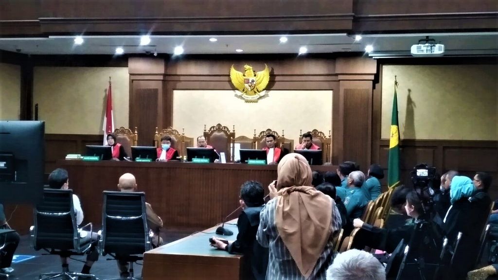 Tiga terdakwa, Laksamana Muda (Purnawirawan) Agus Purwoto, Kusuma Arifin Wiguna, dan Surya Cipta Witoelar, diadili di Pengadilan Tindak Pidana Korupsi (Tipikor), Pengadilan Negeri Jakarta Pusat, Kamis (2/3/2023).