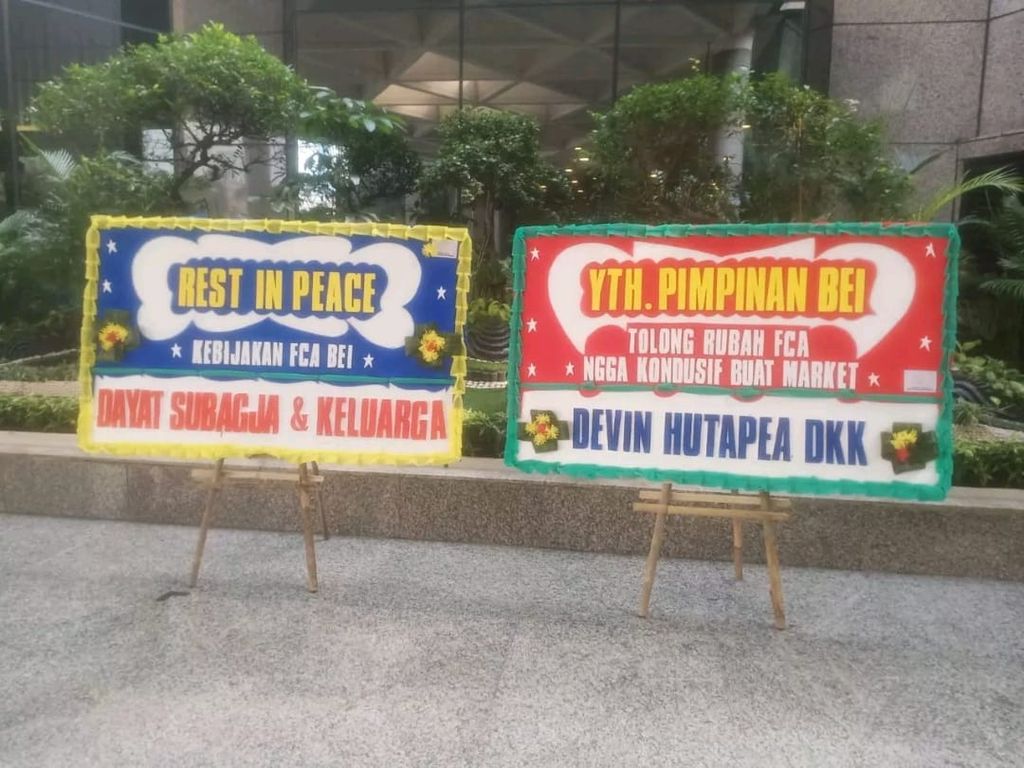 Dua karangan bunga yang dikirimkan investor yang memprotes kebijakan <i>full periodic call auction</i> di luar kantor Bursa Efek Indonesia, Jakarta, Kamis (30/5/2024).