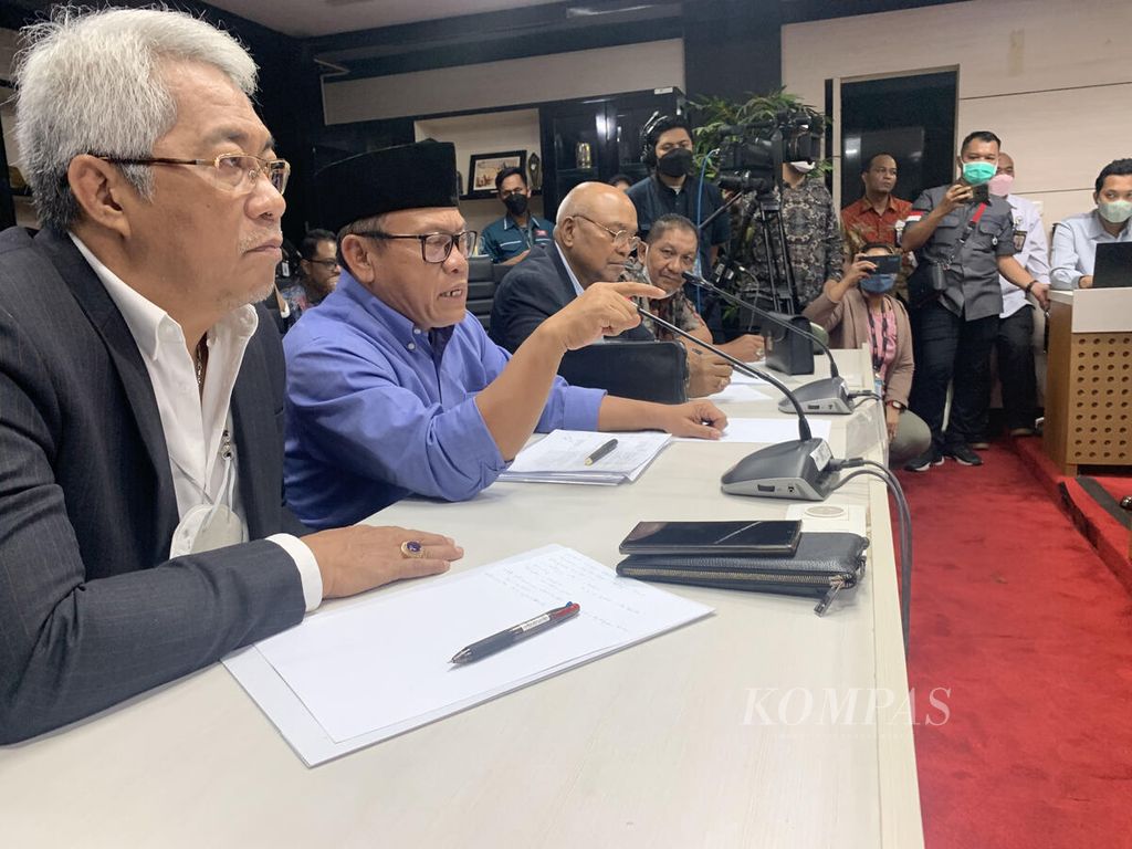 Ketua IPW Sugeng Teguh Santoso (tengah) memberikan keterangan terkait pernyataannya yang menyebut adanya dugaan aliran dana dari bekas Kadiv Propam Polri Irjen Ferdy Sambo kepada anggota DPR di Kompleks Senayan, Jakarta, Kamis (25/8/2022).