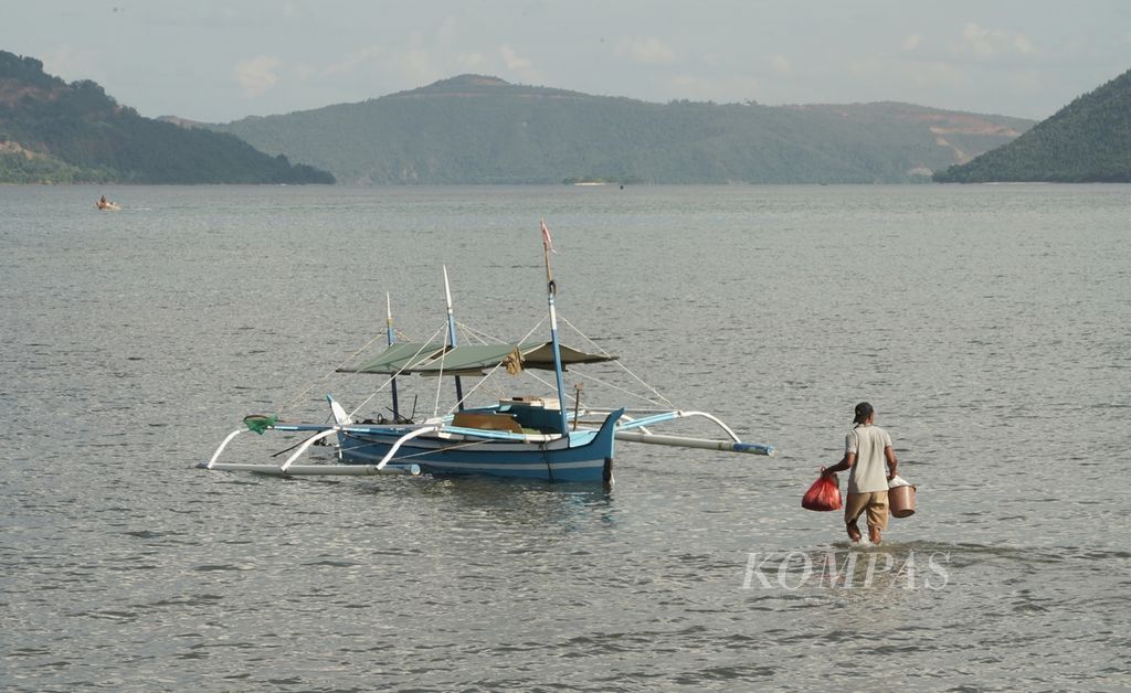 Nelayan mengisi perahunya dengan bahan makanan dan perlengkapan untuk mencari ikan di Teluk Buli, Kecamatan Maba, Kabupaten Halmahera Timur, Maluku Utara, awal September lalu.