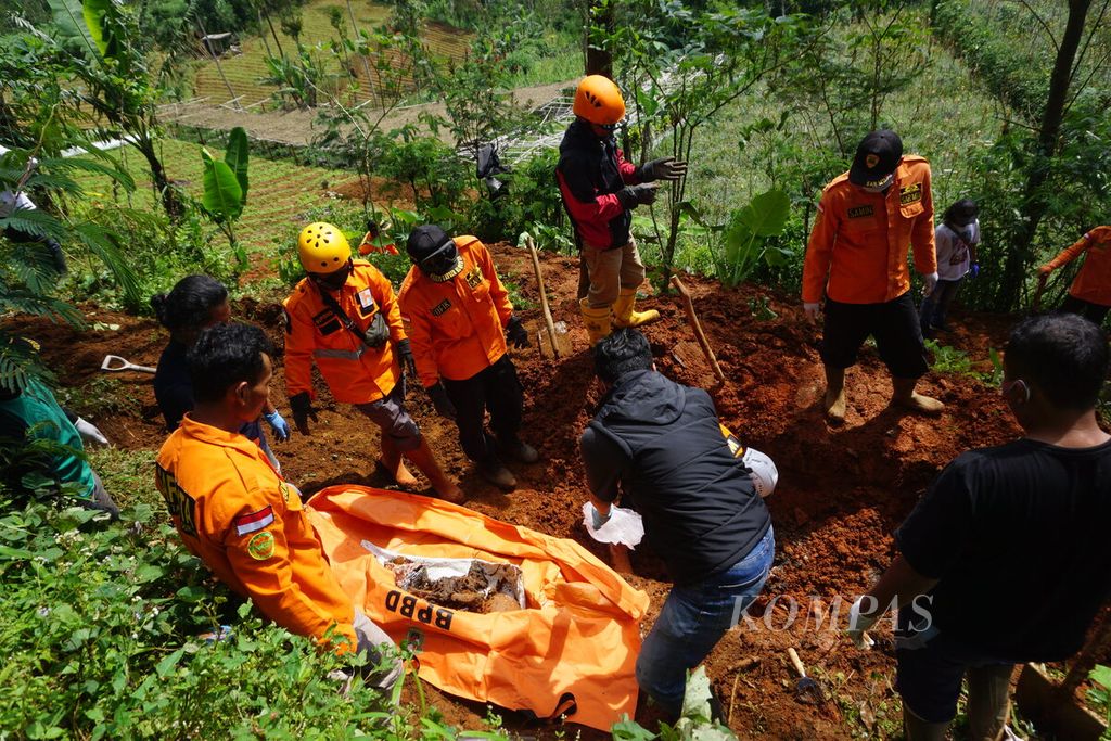 Polisi bersama sukarelawan menggali dan mengevakuasi setidaknya 10 kantong jenazah diduga korban pembunuhan dari lokasi perkebunan singkong dan kubis di Desa Balun, Kecamatan Wanayasa, Banjarnegara, Jawa Tengah, Senin (3/4/2023). 