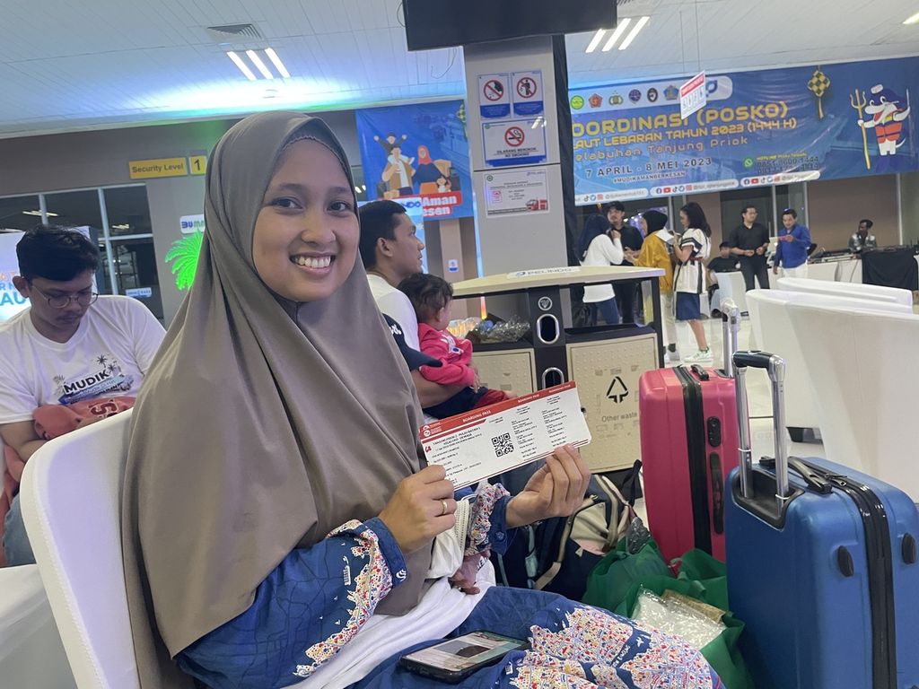 Peserta mudik gratis BUMN, Eka Afriyanti (26), menunjukkan tiketnya di Terminal Penumpang Pelabuhan Tanjung Priok, Minggu (16/4/2023).