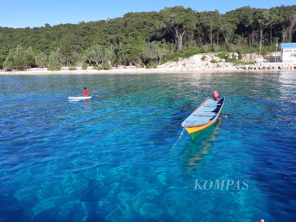 Perahu motor milik nelayan guram di pesisir Pulau Wetar, Kabupaten Maluku Barat Daya, pada April 2023.