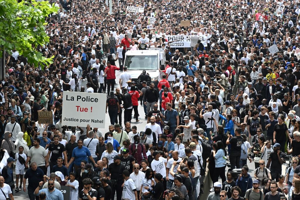 Aksi damai pengunjuk rasa yang menuntut keadilan bagi Nahel (17) yang tewas ditembak polisi di Nanterre, Perancis, pada Kamis (29/6/2023). 