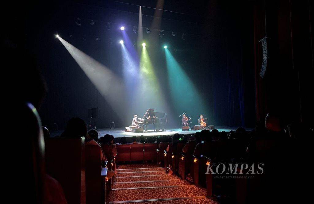 Pianis dan komposer asal Korea Selatan, Yiruma, pada hari pertama konsernya, Jumat (26/4/2024), di JIExpo Convention and Theater, Kemayoran, Jakarta. Yiruma yang terkenal dengan lagu-lagu bernuansa melankolis menggelar pertunjukan selama sekitar dua jam.