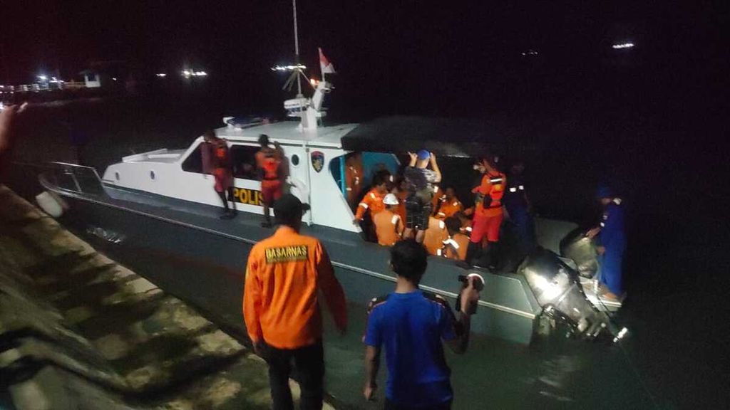 Para anak buah kapal MT Koan tiba di Pelabuhan Laut, Saumlaki, setelah dievakuasi dari perairan Arafuru, Kamis (15/2/2024). Tanker MT Koan bocor setelah dihantam gelombang ombak setinggi 5 meter dan tenggelam di perairan perbatasan Indonesia-Australia.