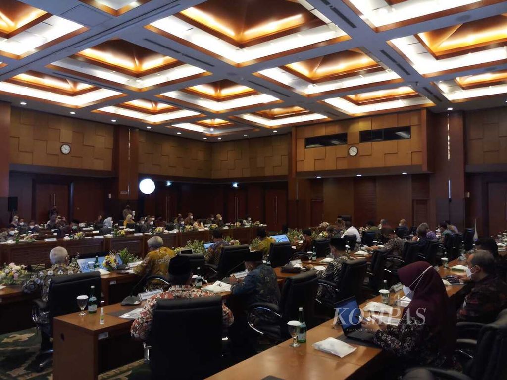 Suasana rapat pleno II Komite Nasional Ekonomi dan Keuangan Syariah di Ruang Mezzanine, Gedung Juanda I, Kementerian Keuangan, Jakarta Pusat, Senin (30/5/2022). 