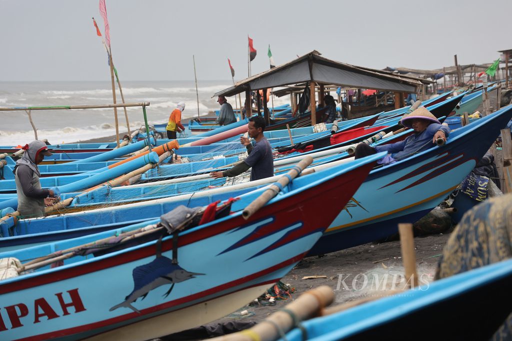 Nelayan merapikan jaring di Pantai Depok, Bantul, DI Yogyakarta, Kamis (9/2/2023). Sebagian kecil nelayan di pantai itu tetap memberanikan diri melaut meski tengah berlangsung gelombang tinggi dan berbahaya terhadap keselamatan mereka. 