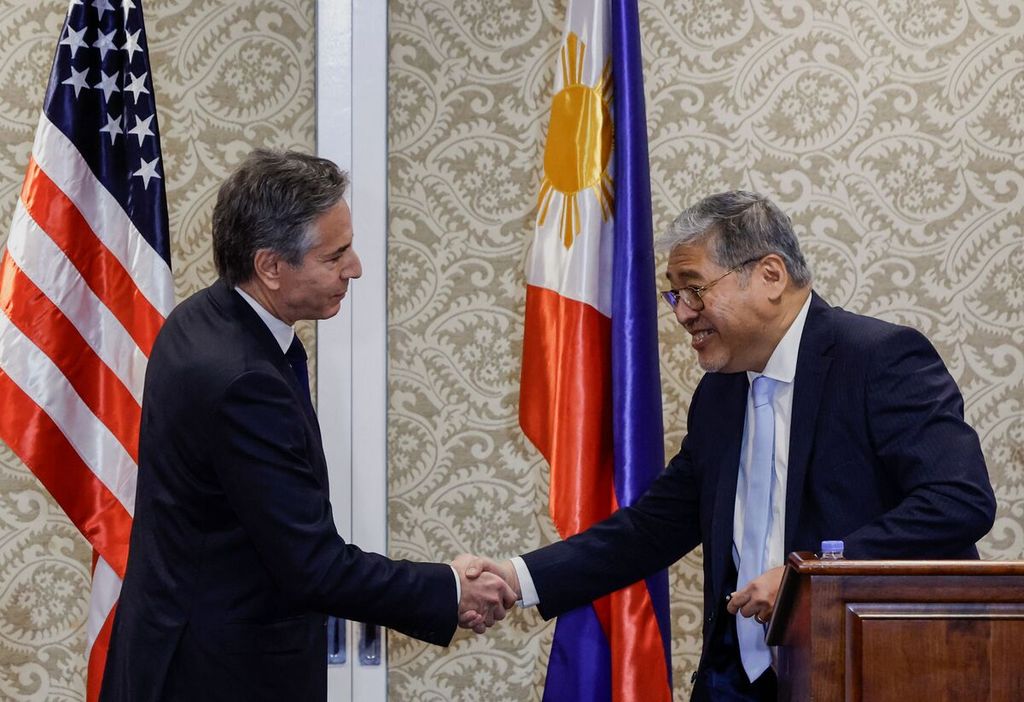 Menteri Luar Negeri AS Antony Blinken (kiri) menggelar konferensi pers bersama Menlu Filipina Enrique Manalo di Sofitel Hotel di Manila, Filipina. Selasa (19/3/2024). 