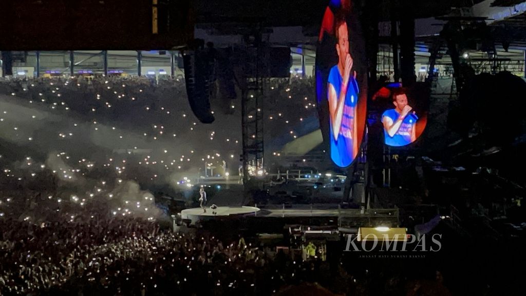 Layar panggung menunjukkan wajah Chris Martin, vokalis Coldplay, saat konser di Stadion Hampden Park, Glasgow, Skotlandia, Britania Raya, Selasa (23/8/2022).