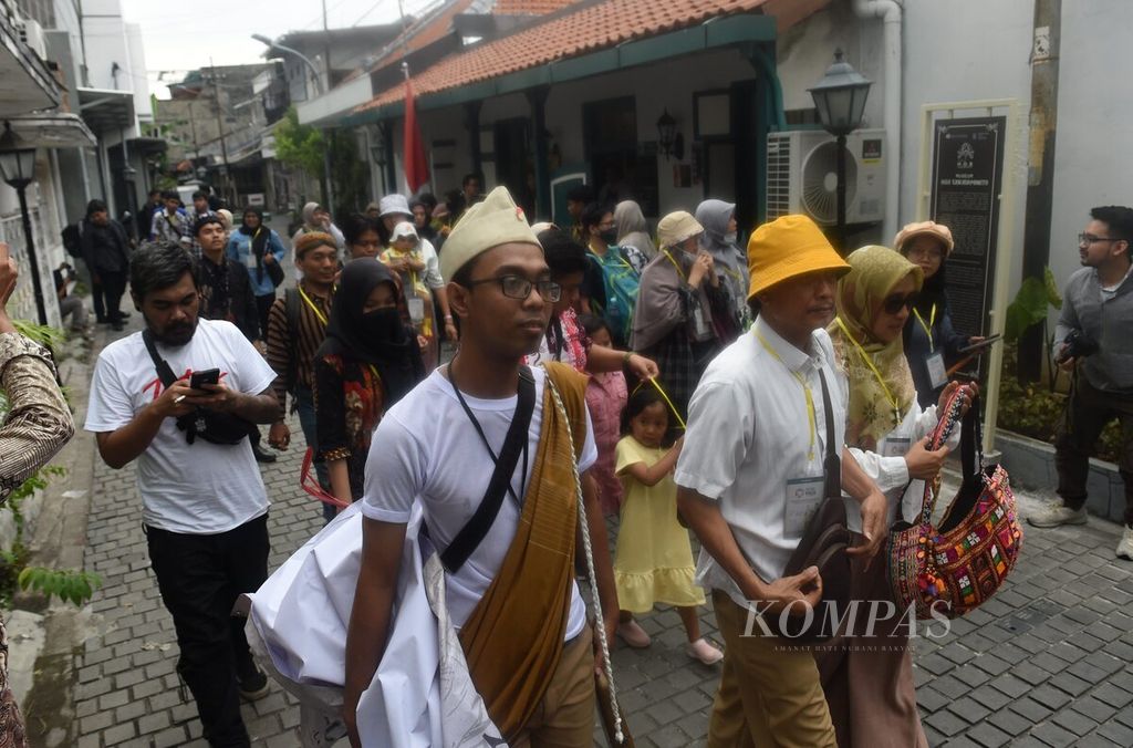 Peserta Peneleh Heritage Track berada di depan rumah HOS Tjokroaminoto dalam rangka Festival Peneleh, Kelurahan Peneleh, Surabaya, Jumat (7/7/2023). 