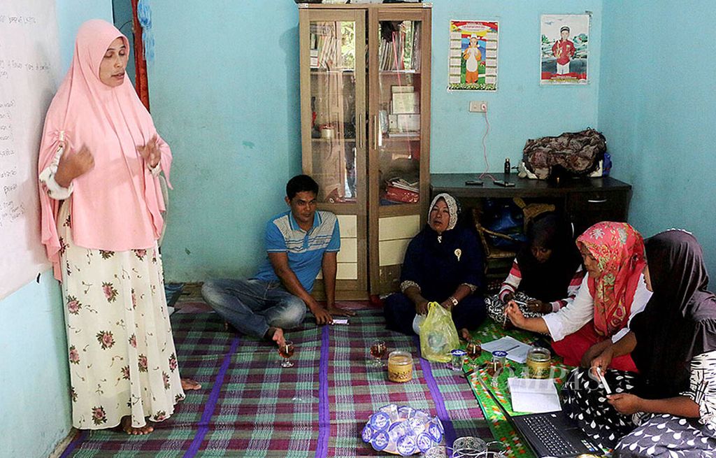 Pengurus Komunitas Peduli Tuberkulosis dan Kusta Desa Teupin Raya, Kecamatan Nurussalam, Kabupaten Aceh Timur, Provinsi Aceh, mengadakan rapat rutin evaluasi penanganan kasus tuberkulosis, Kamis (14/9). Kelompok yang digagas oleh sejumlah warga itu membantu penanggulangan tuberkulosis di Aceh Timur.