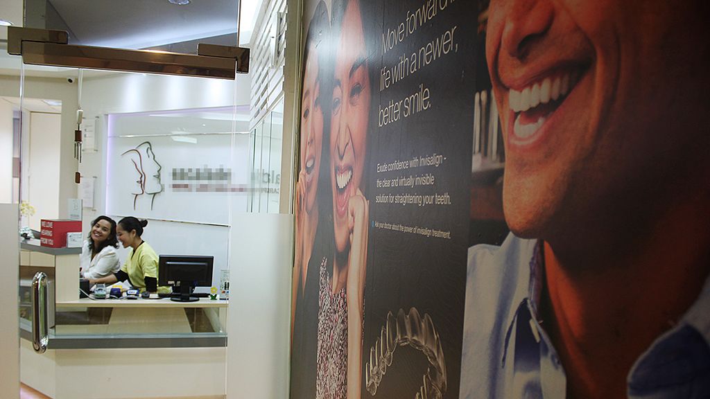 Sebuah klinik untuk estetika gigi, Escalade Dental Care Specialist di Mega Kuningan, Jakarta, Jumat (9/3).