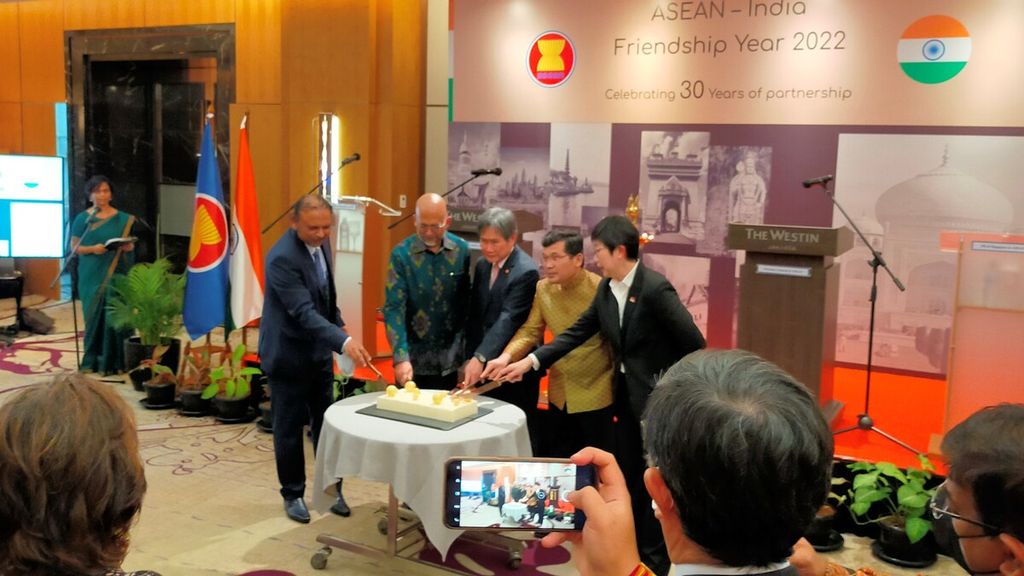 Duta Besar India untuk ASEAN Jayant N Khobragade (paling kiri) bersiap memotong kue pada malam resepsi Peringatan 30 tahun Hubungan India-ASEAN, Jumat (4/3/2022), di Hotel The Westin, Jakarta.