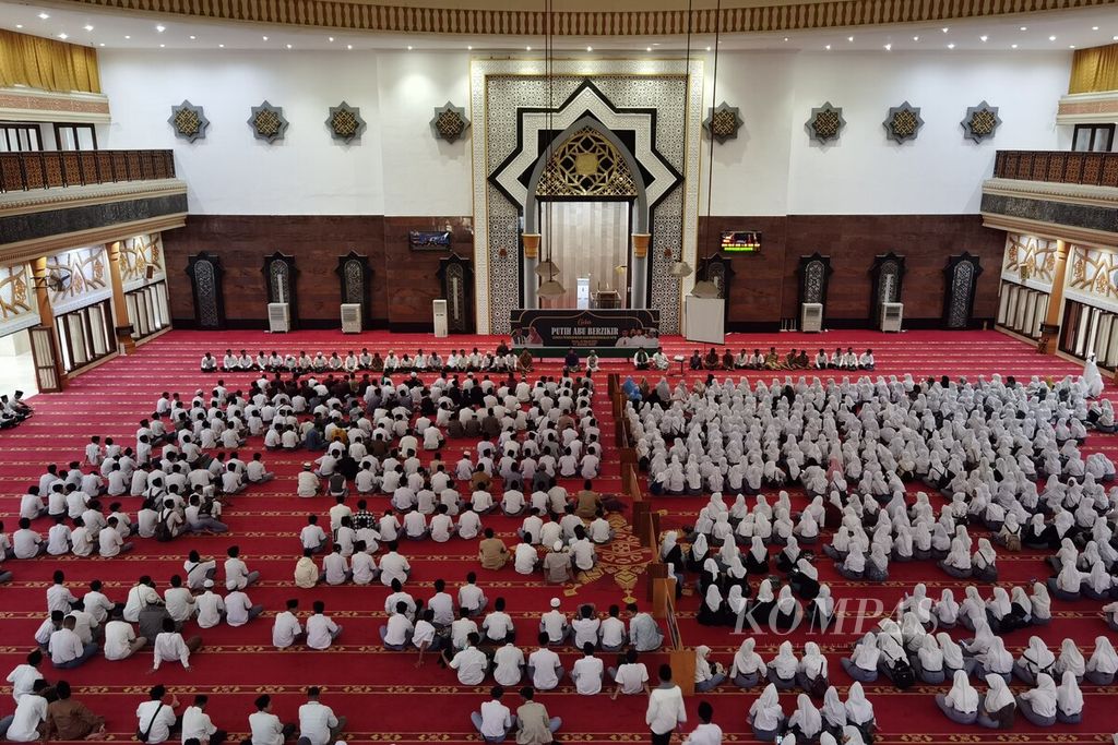 Pelajar bersama guru SMA/SMK dan sederajat di Kota Mataram dan Lombok Barat mengikuti kegiatan Putih Abu Berzikir di Masjid Hubbul Wathan Islamic Center, Nusa Tenggara Barat, di Kota Mataram, NTB, Maret 2023.